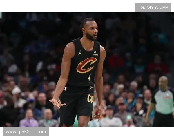 莫布里上半场表现出色三投三中贡献八分三板两助攻助力球队攻势